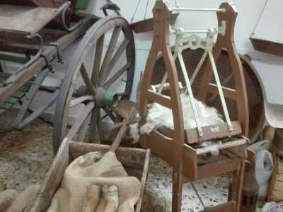 Proseguendo ammiriamo un attrezzo meccanico a dondolo usato per aumentare il volume della lana: la �pettinava� e la puliva, cos� da renderla adatta a riempire cuscini e materassi